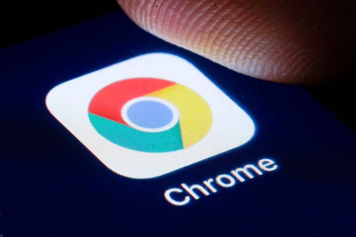 لوگو آیکون گوگل کروم / Google Chrome روی نمایشگر آیفون انگشت