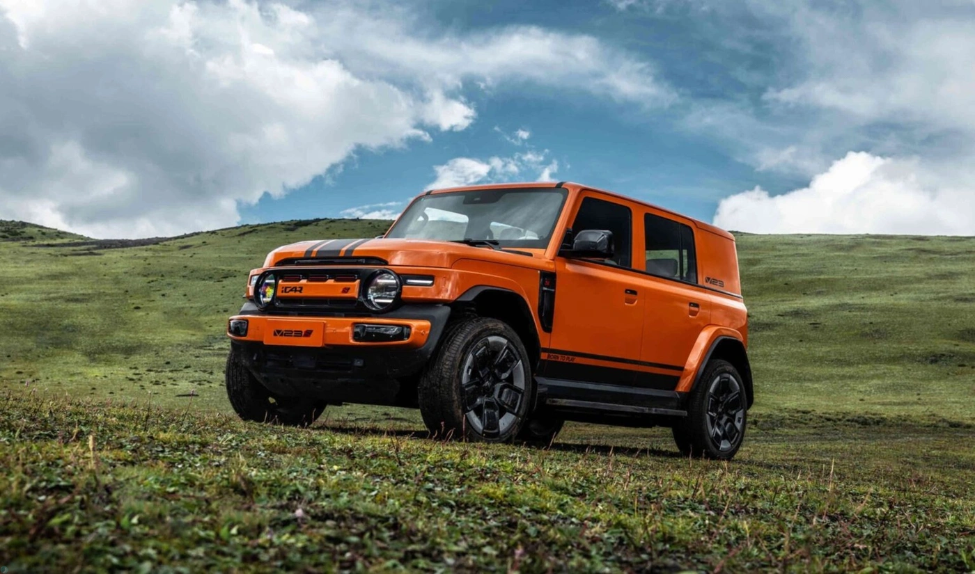 خودروی iCar Super V23 در جاده در رنگ نارنجی