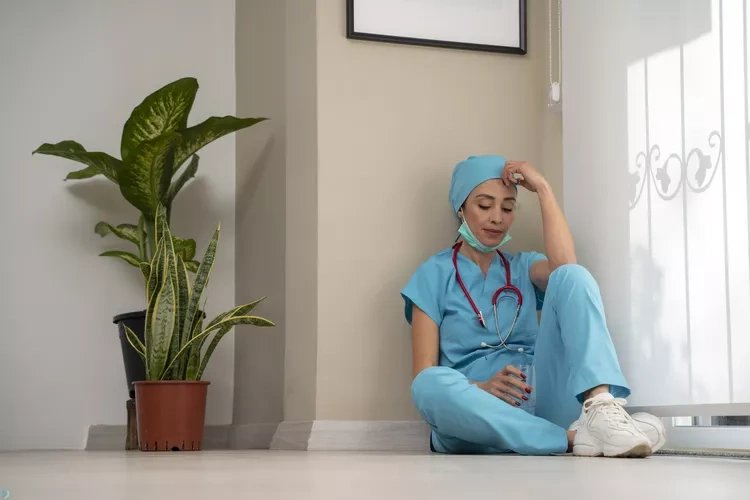 چرا دلسوزی زیاد میتواند به خودمان آسیب بزند؟