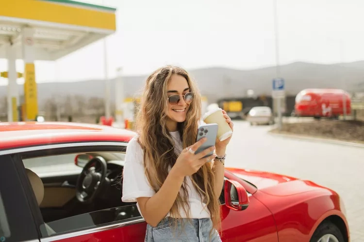 «چطور بعد از اولین قرار، با یک پیامک او را مجذوب خود کنید؟