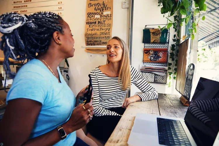یک هفته گفت‌وگو با غریبه‌ها: این چالش ساده زندگی‌ام را عوض کرد!