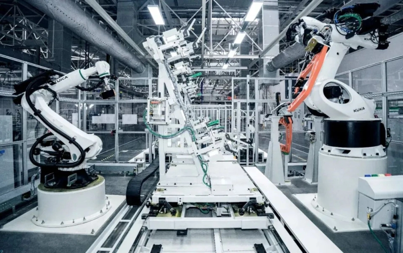 رباتها در تأسیسات خودرو پرنده ایکسپنگ