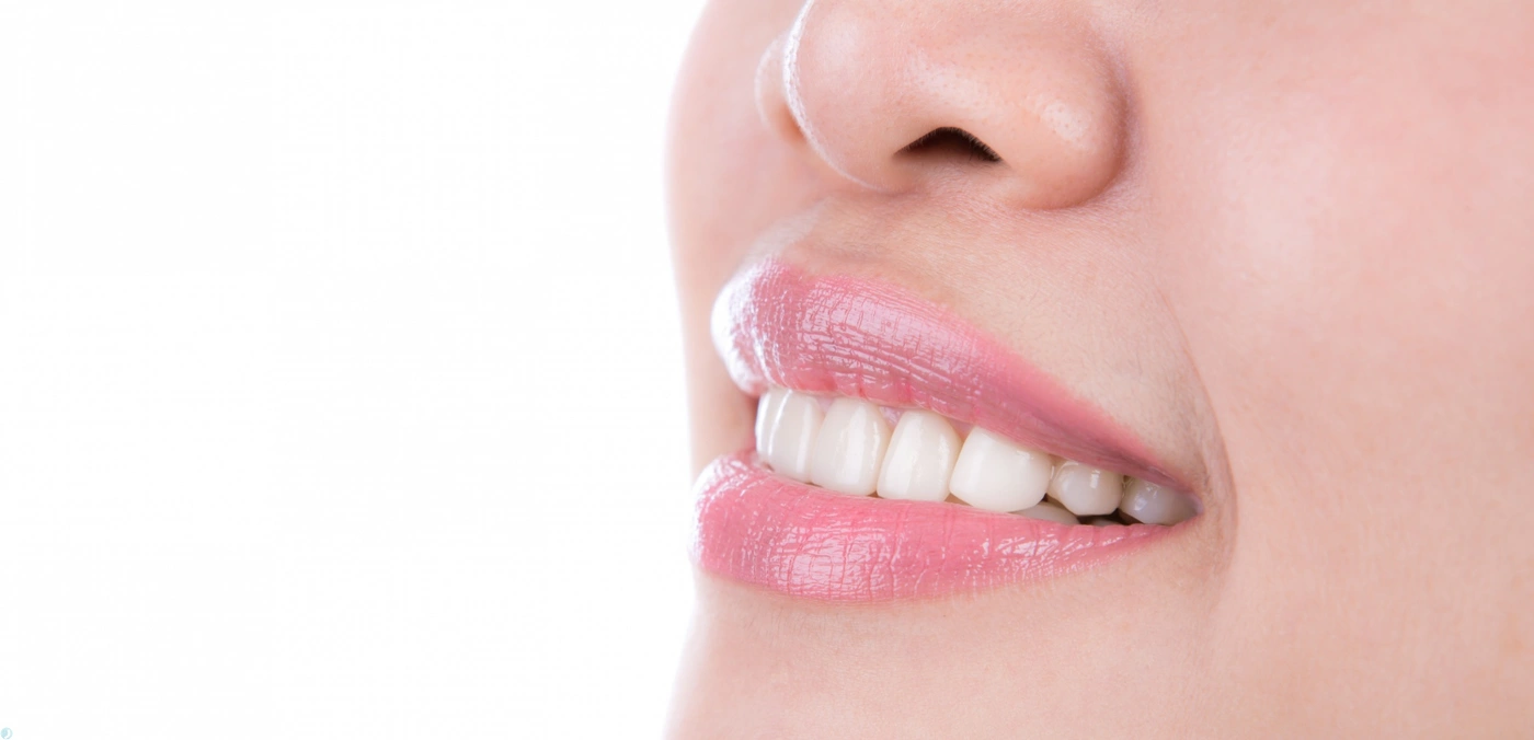 سفید کردن دندان‌ها در خانه یا در مطب؟ مزایا، معایب و توصیه‌های ایمن