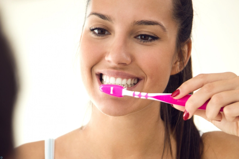 چقدر مسواک بزنم؟ راهنمای صحیح مسواک زدن برای بزرگسالان و کودکان