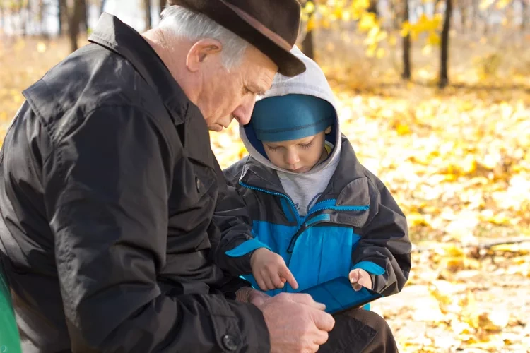 اگر کودک‌تان به غریبه‌ها بیش از حد نزدیک می‌شود؛ این مطلب را از دست ندهید!