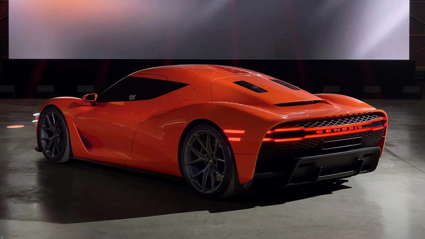 نمای سه‌چهارم عقب خودرو جنسیس ماگما GT