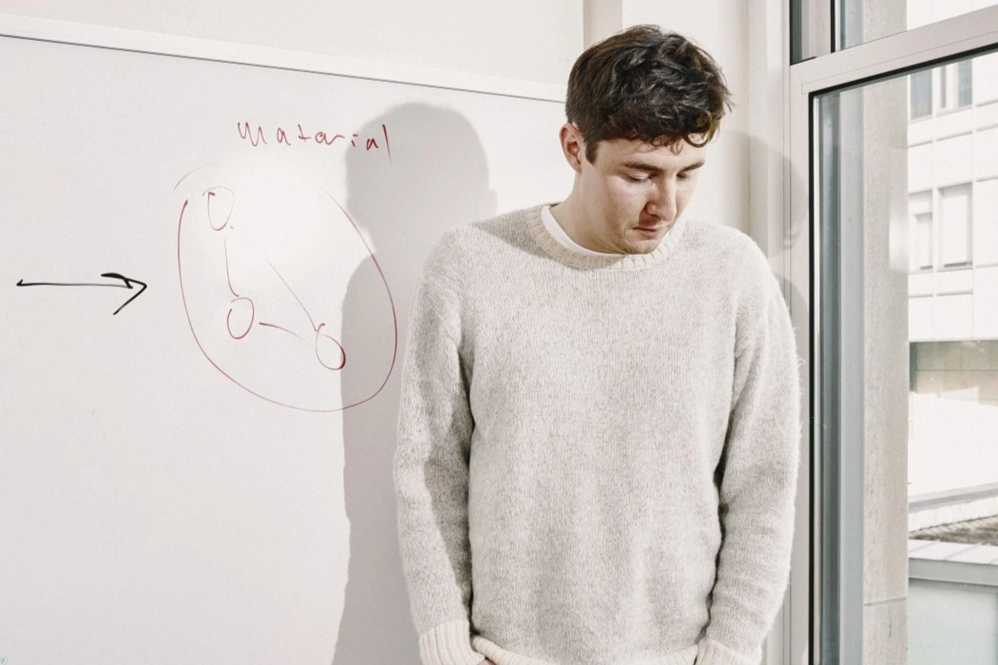 آیدان تونر-راجرز با لباس سفید