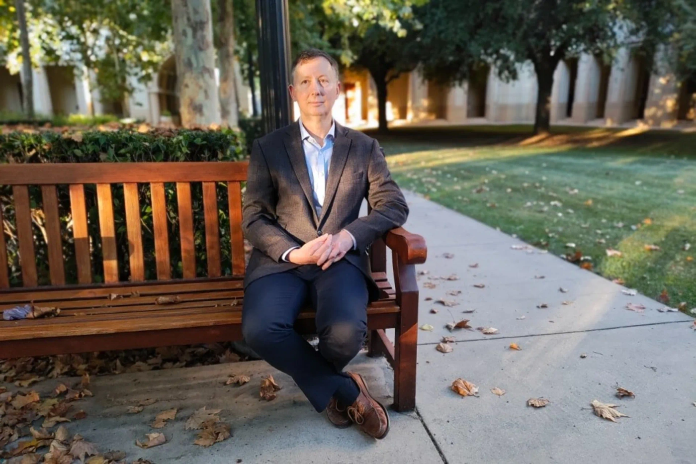 چارلز الکان نشسته روی صندلی