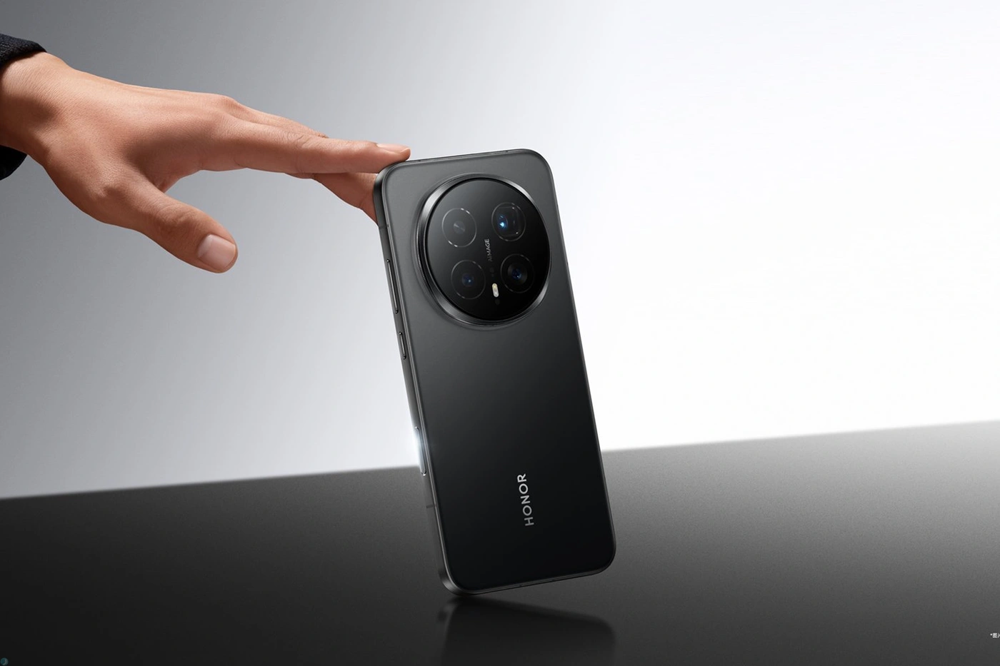 آنر مجیک 8 اولترا با سیستم ارتباط ماهواره‌ای و شارژ 120 وات رویت شد