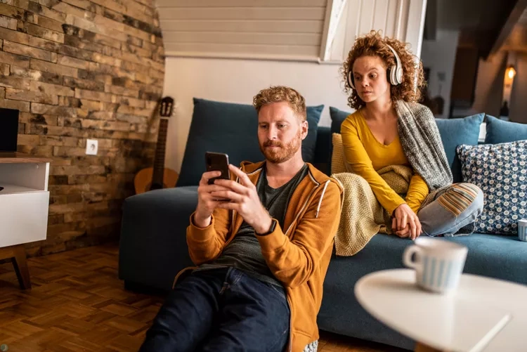 آیا اگر همسرم هنوز با همسر سابقش دوست است، باید نگران باشم؟