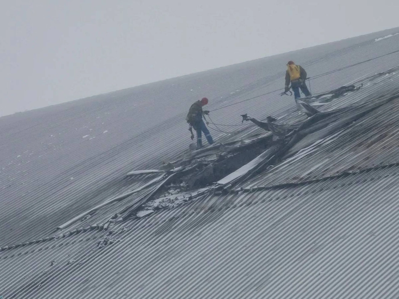 کارکنان درحال تعمیر سپر حفاظتی چرنوبیل