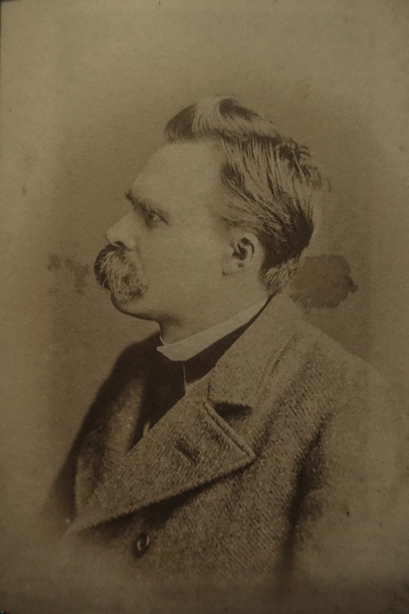 نامبرگ، 1882، 37 ساله. بخشی از یک مجموعه 5 عکسی. آخرین عکسهای نیچه قبل از بیماریاش و تنها عکسهایی که در دوران فعالیتش به عنوان نویسنده/فیلسوف گرفته شده است.