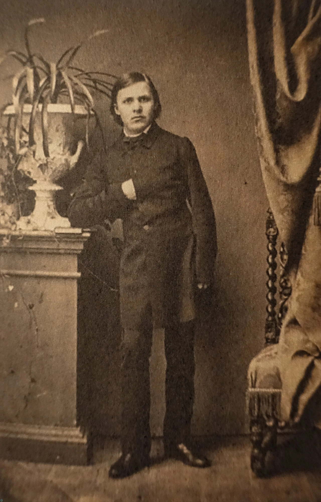 ناومبورگ، 1861، 16 ساله. این اولین تصویر از نیچه است.