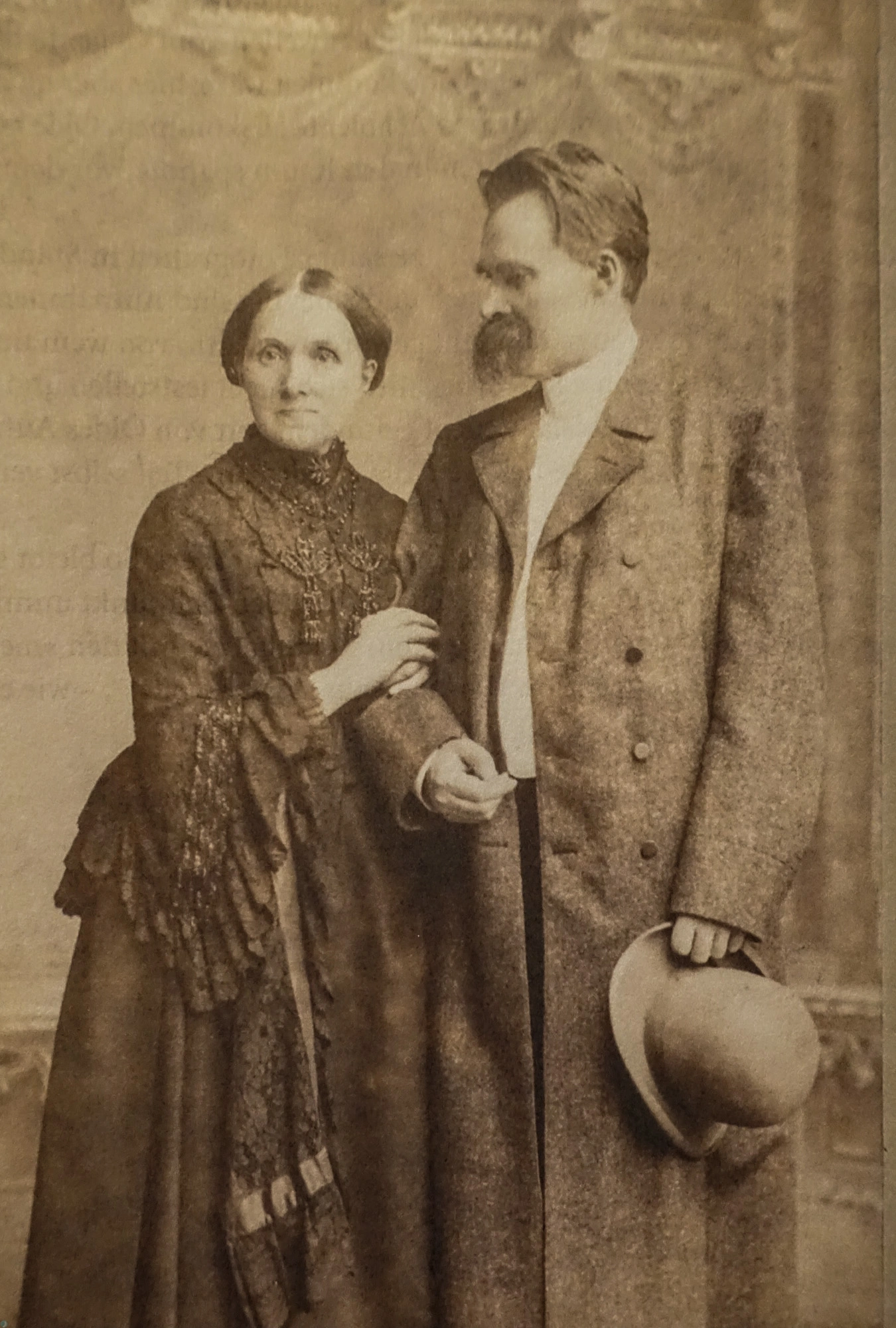 با مادرش در نومبرگ، 1890/91، 46 ساله. نیچه اینجا بیمار است و دیگر مسئول اعمالش نیست.