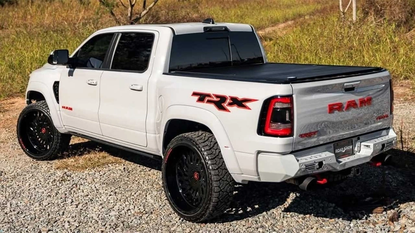 نمای سه‌چهارم عقب خودرو رم TRX سفارشی