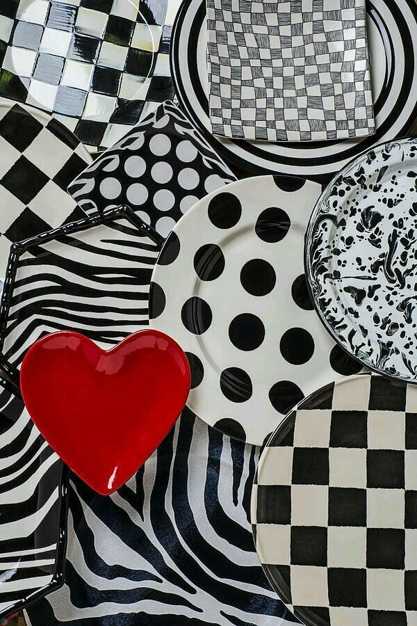 طراحی و تولید انواع صنایع دکوراتیو،اکسسوری،تم ها،باکس کادو،نقاشی روی انواع لباس و پارچه