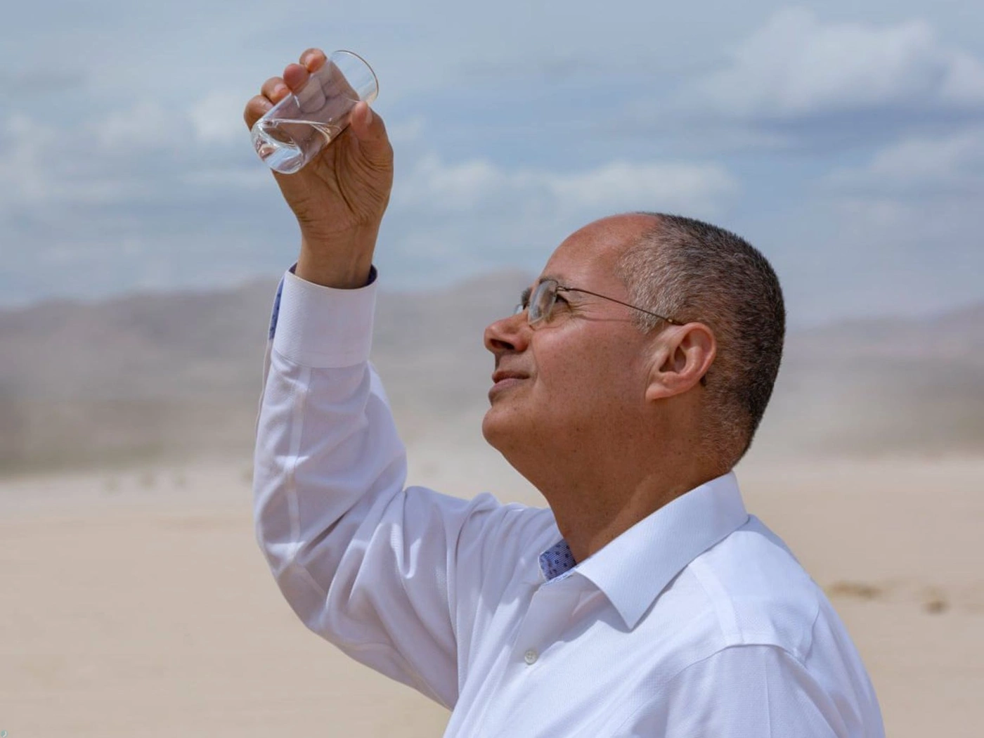 عمر یاغی، استاد شیمی در دانشگاه کالیفرنیا، برکلی، با لیوان در دست به هوا نگاه می‌کند.