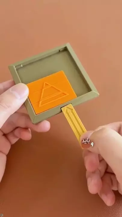 میتونی فلش زرد رو از سوراخ پایین رد کنی؟