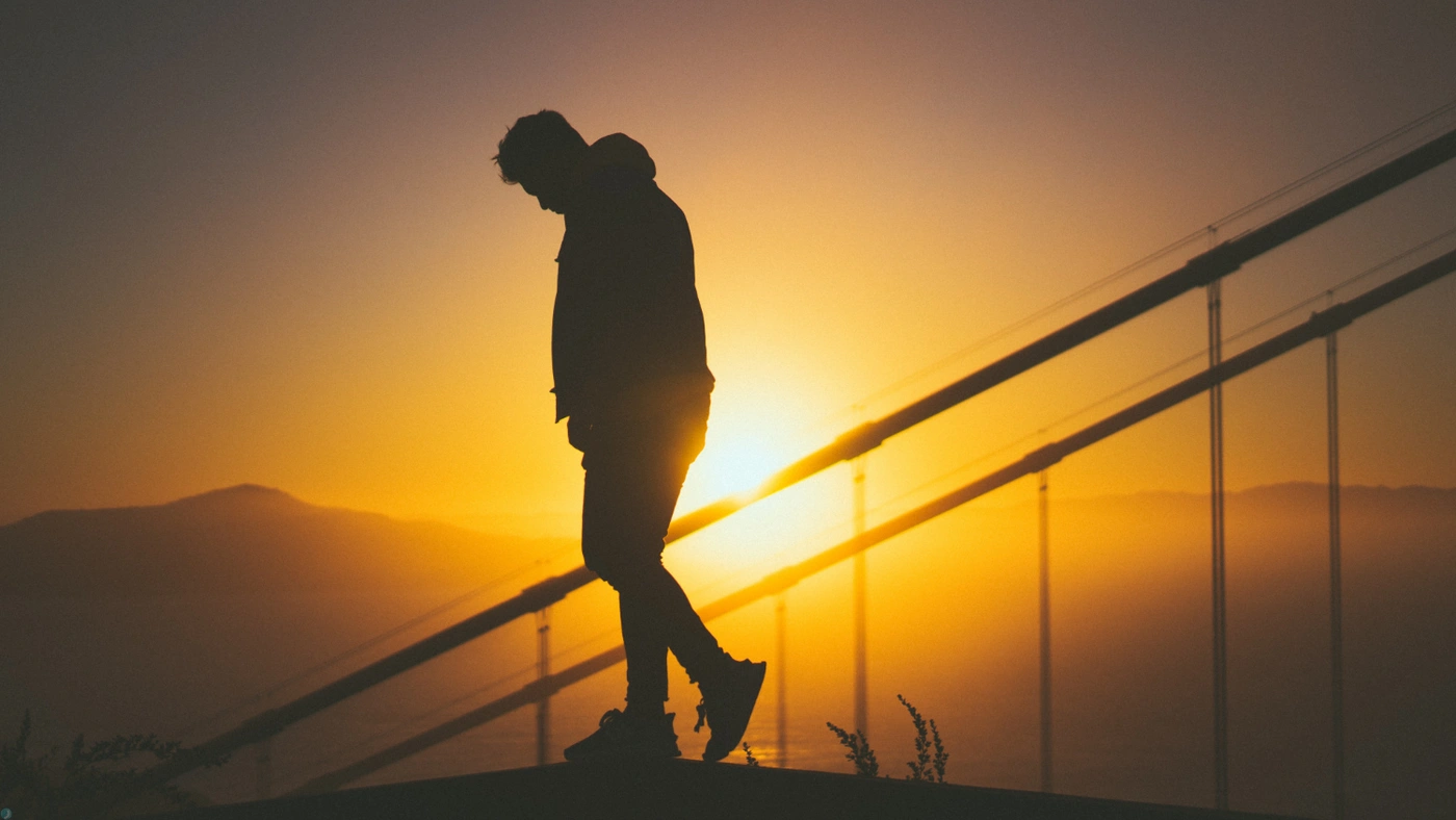 تو تنهاییات کی پیشت بود؟