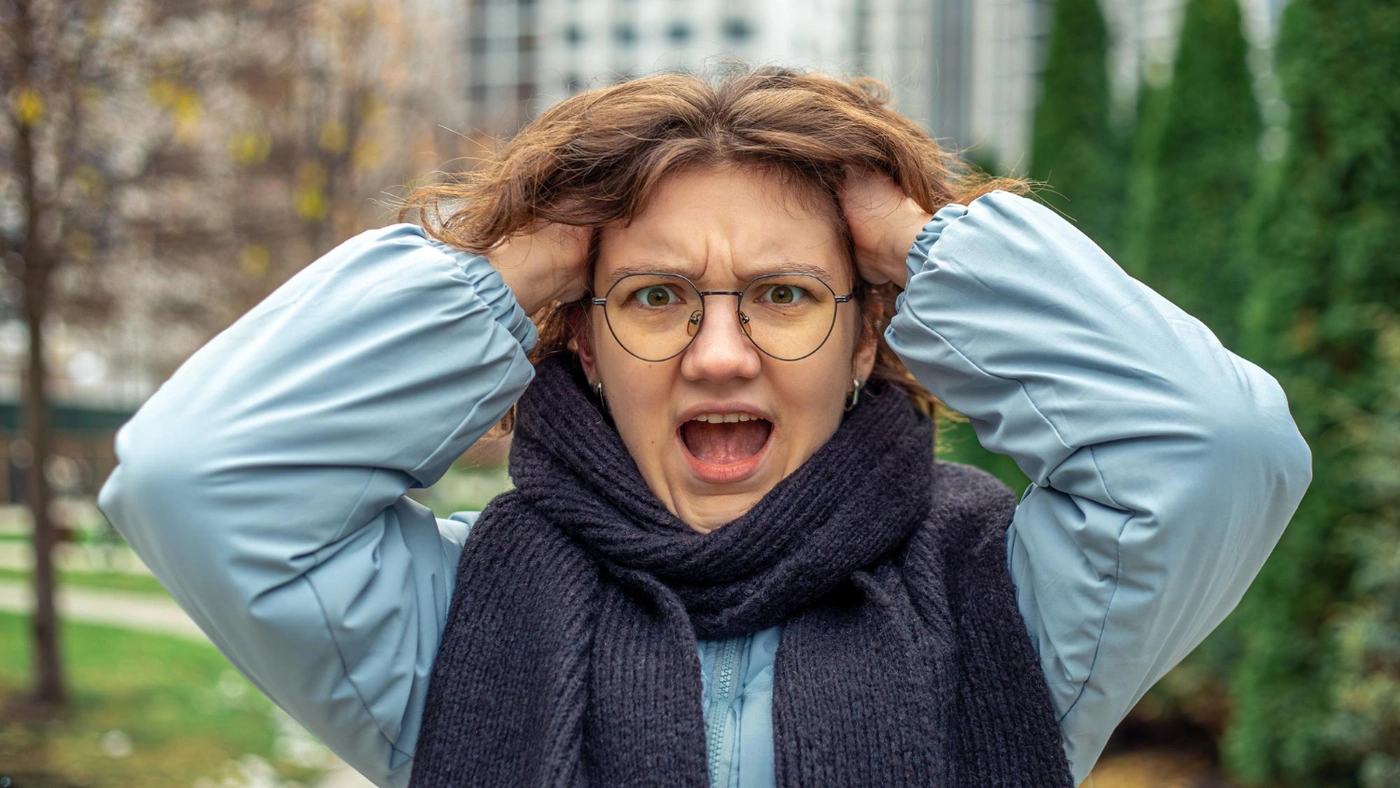 چرا فکر میکنی همه دارن نگات میکنن؟