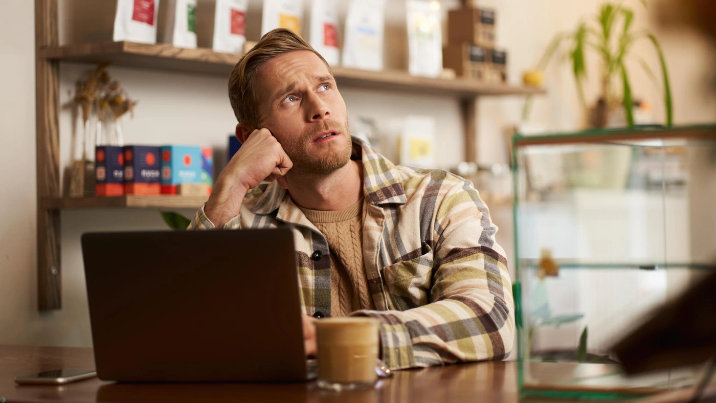 چرا همش توی افکارم غرق میشم؟