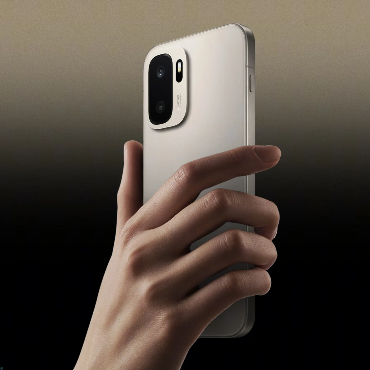 پنل پشتی گوشی وان‌پلاس ایس ۶ اولترا در دست یک شخص