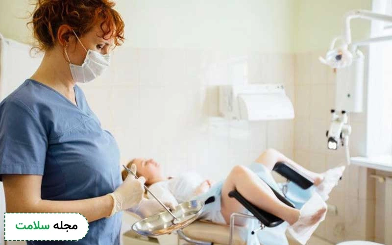 در کورتاژ درمانی پزشک محتویات اضافی درون رحم را تخلیه می کند.