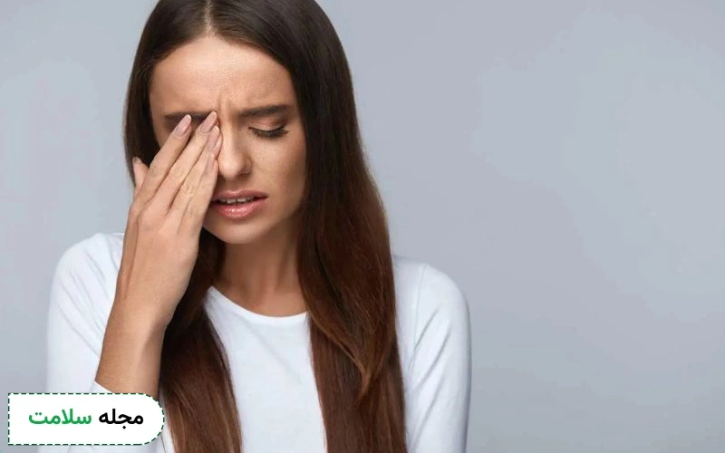 کاهش بینایی در نور کم از علائم آب مروارید است.