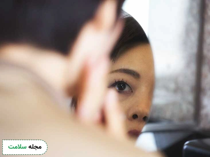 25 دلیل ورم چشم و بهترین درمان های پف چشم