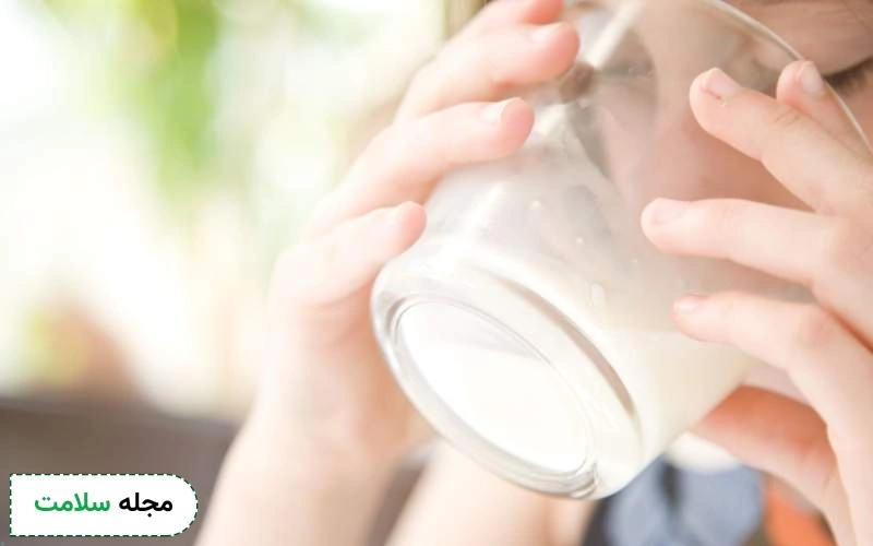 شیر کم‌ چرب یا شیر بادام گزینه مناسب صبحانه برای زخم معده است.