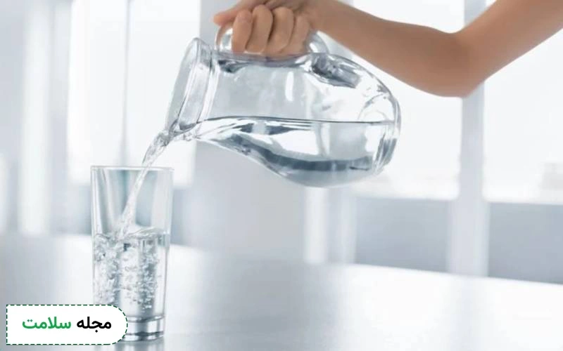نوشیدن آب برای درمان نقرس ضروری است.