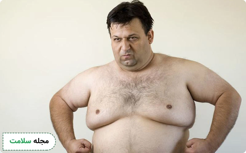 ژنیکوماستی کاذب به علت افزایش چربی در ناحیه سینه ایجاد میشود.