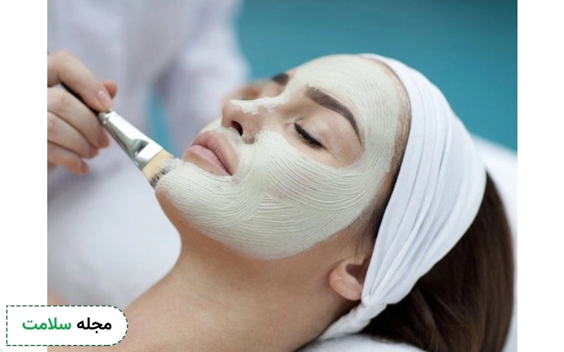 پاکسازی صورت در آرایشگاه در حال انجام شدن است. 